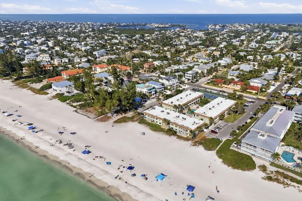 For Sale: $689,900 (2 beds, 2 baths, 1081 Square Feet)