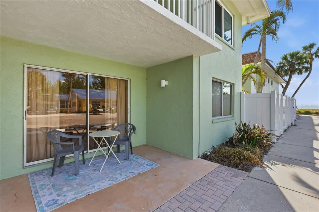 For Sale: $689,900 (2 beds, 2 baths, 1081 Square Feet)