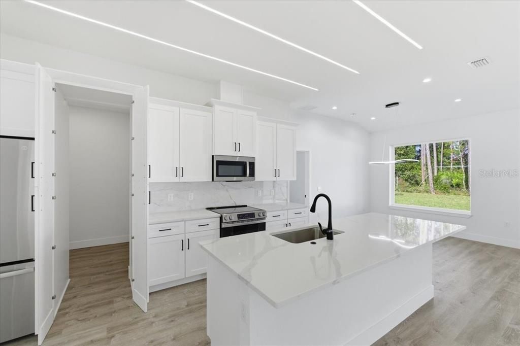 For Sale: $449,000 (3 beds, 3 baths, 1810 Square Feet)