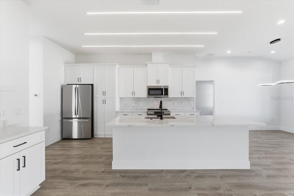 For Sale: $449,000 (3 beds, 3 baths, 1810 Square Feet)