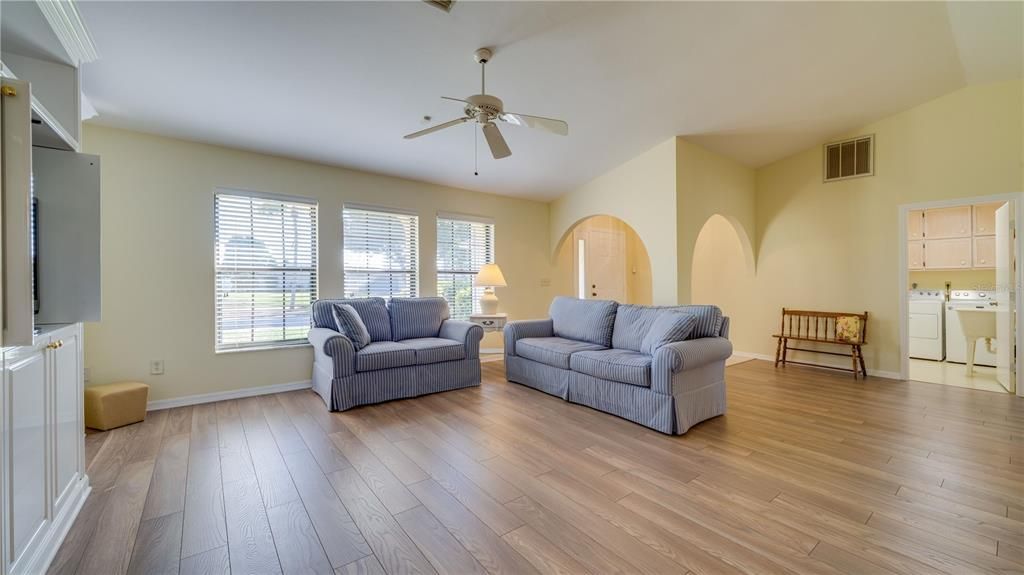 For Sale: $359,000 (3 beds, 2 baths, 1752 Square Feet)