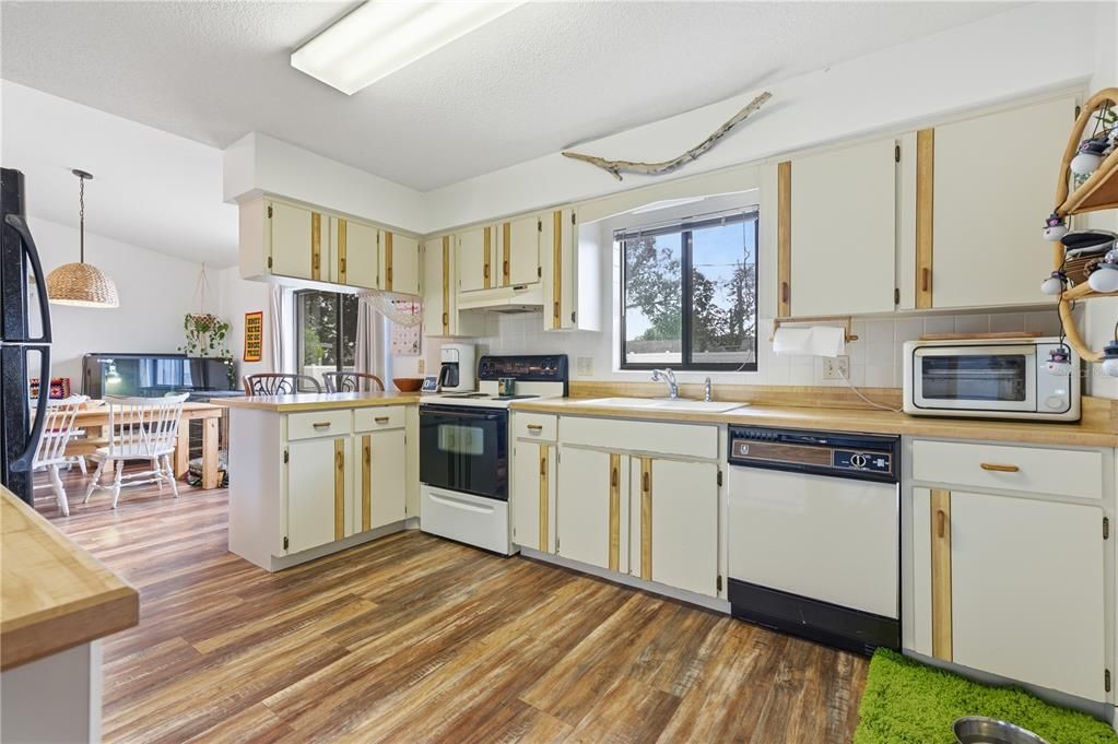 For Sale: $289,000 (3 beds, 2 baths, 1400 Square Feet)