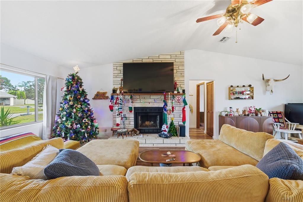 For Sale: $289,000 (3 beds, 2 baths, 1400 Square Feet)