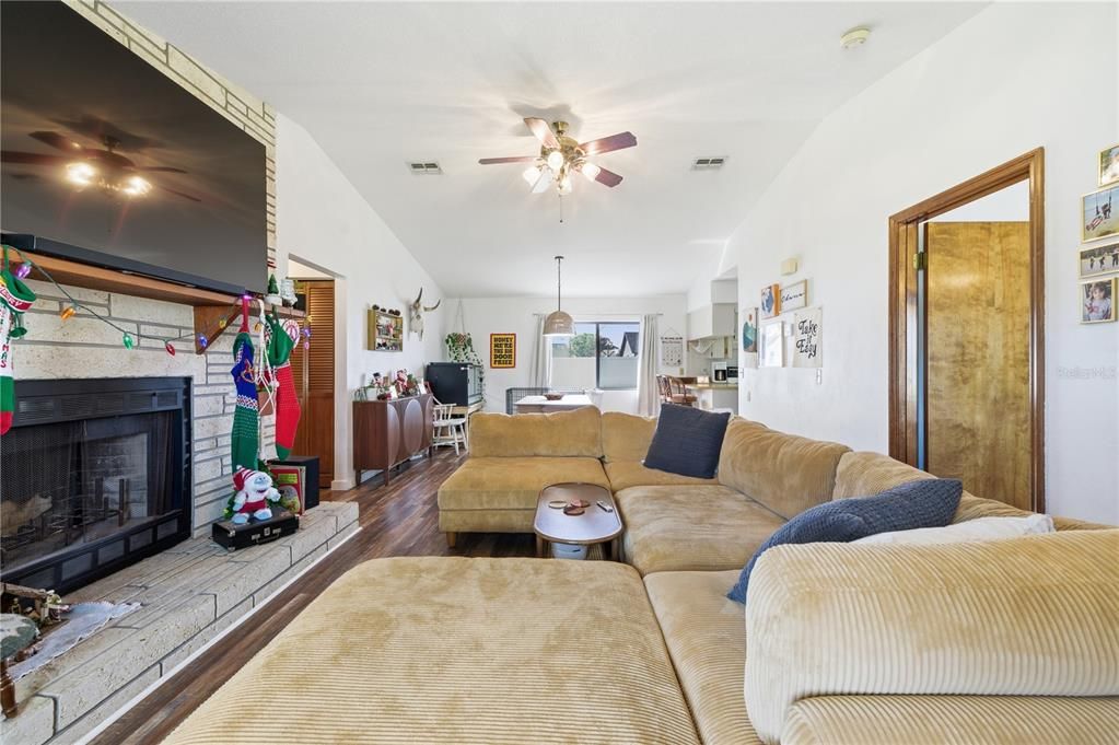 For Sale: $289,000 (3 beds, 2 baths, 1400 Square Feet)