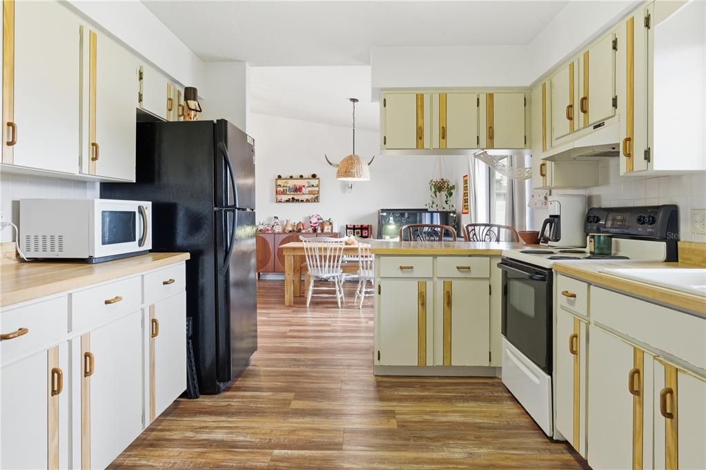 For Sale: $289,000 (3 beds, 2 baths, 1400 Square Feet)