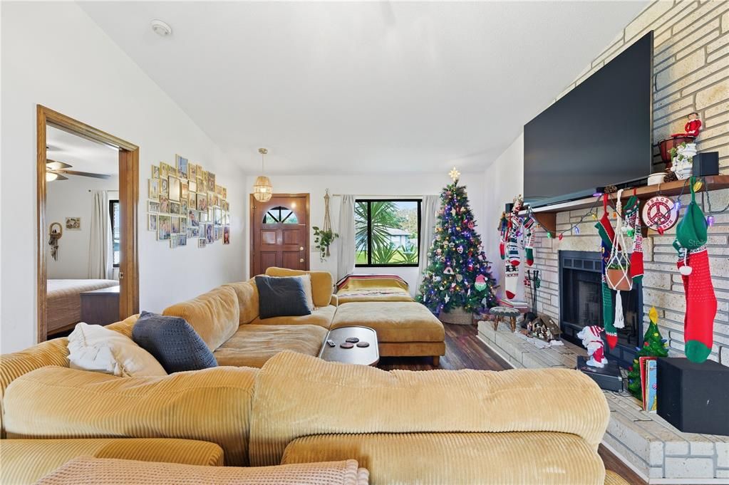 For Sale: $289,000 (3 beds, 2 baths, 1400 Square Feet)