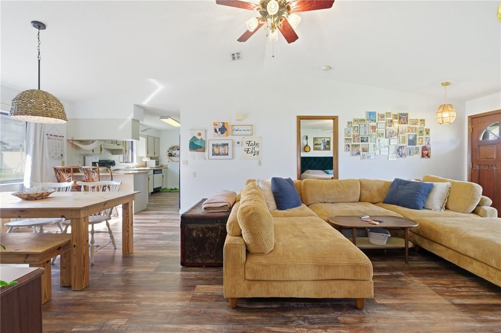 For Sale: $289,000 (3 beds, 2 baths, 1400 Square Feet)