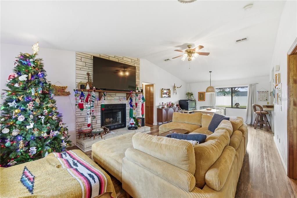 For Sale: $289,000 (3 beds, 2 baths, 1400 Square Feet)