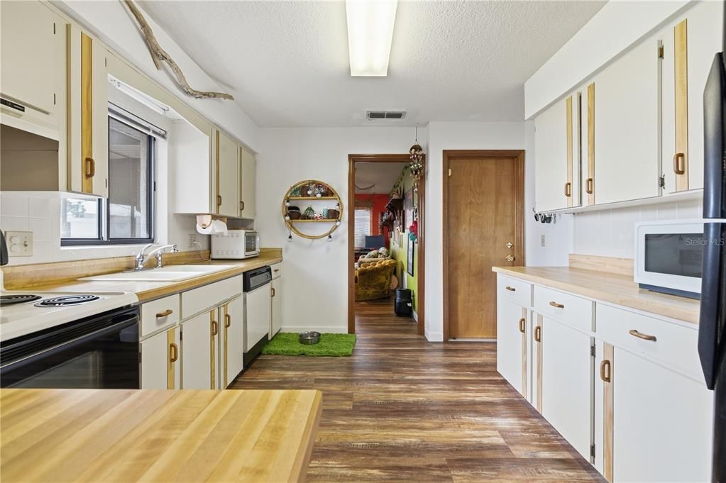 For Sale: $289,000 (3 beds, 2 baths, 1400 Square Feet)