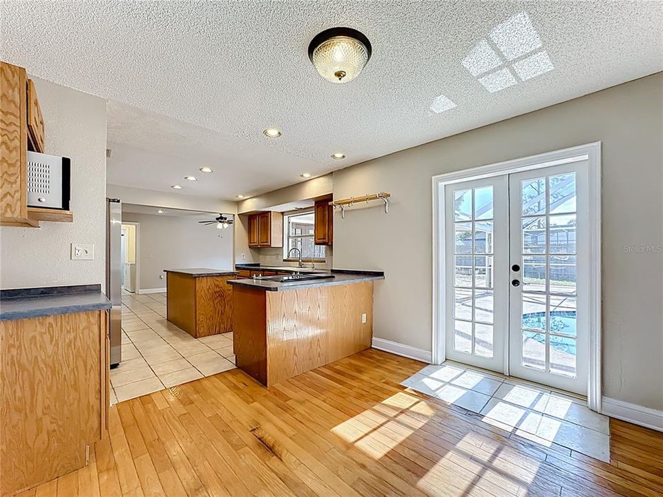 For Sale: $420,000 (3 beds, 3 baths, 1782 Square Feet)