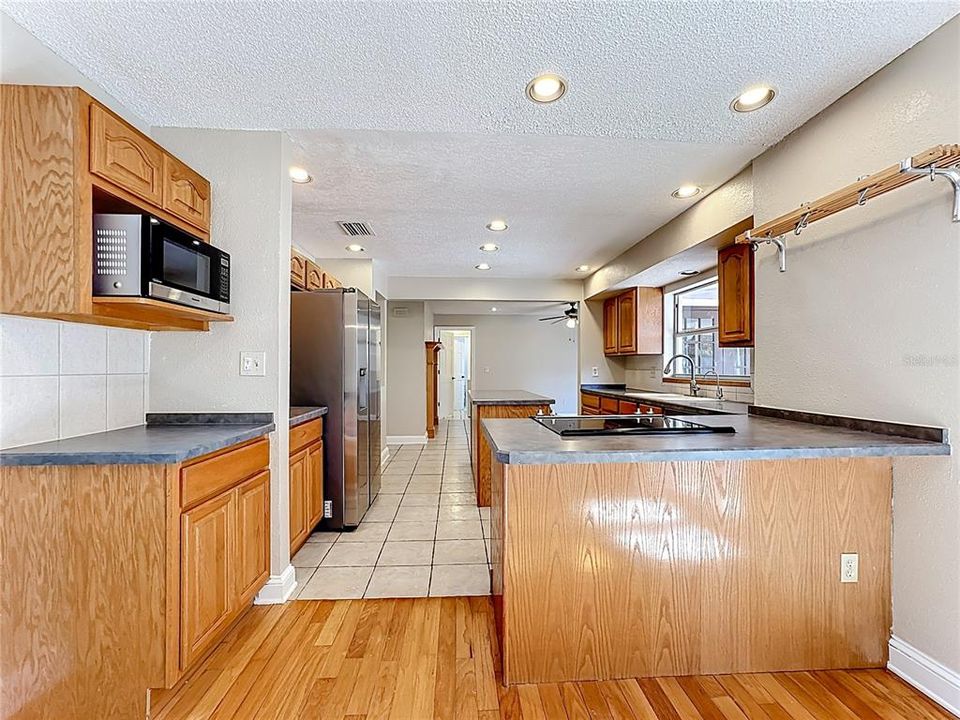 For Sale: $420,000 (3 beds, 3 baths, 1782 Square Feet)