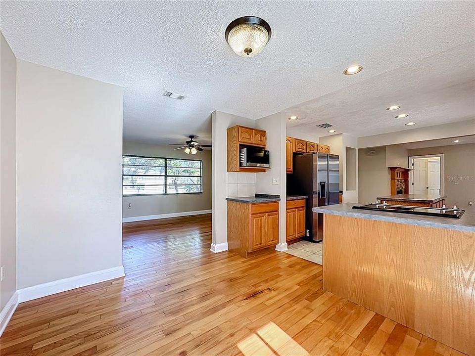 For Sale: $420,000 (3 beds, 3 baths, 1782 Square Feet)