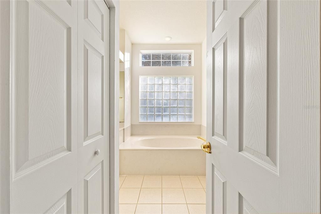 For Sale: $298,000 (2 beds, 2 baths, 2017 Square Feet)