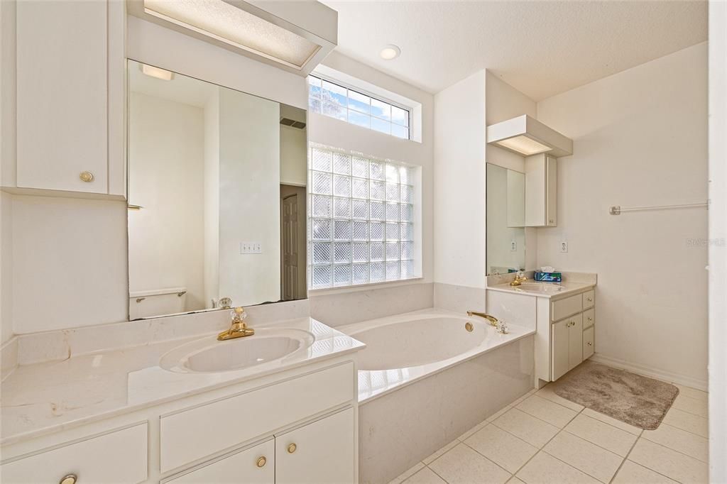 For Sale: $298,000 (2 beds, 2 baths, 2017 Square Feet)