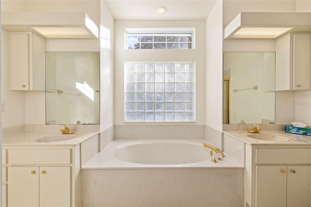 For Sale: $298,000 (2 beds, 2 baths, 2017 Square Feet)