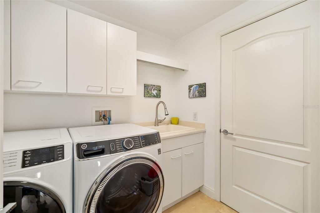 For Sale: $1,595,000 (2 beds, 2 baths, 1697 Square Feet)