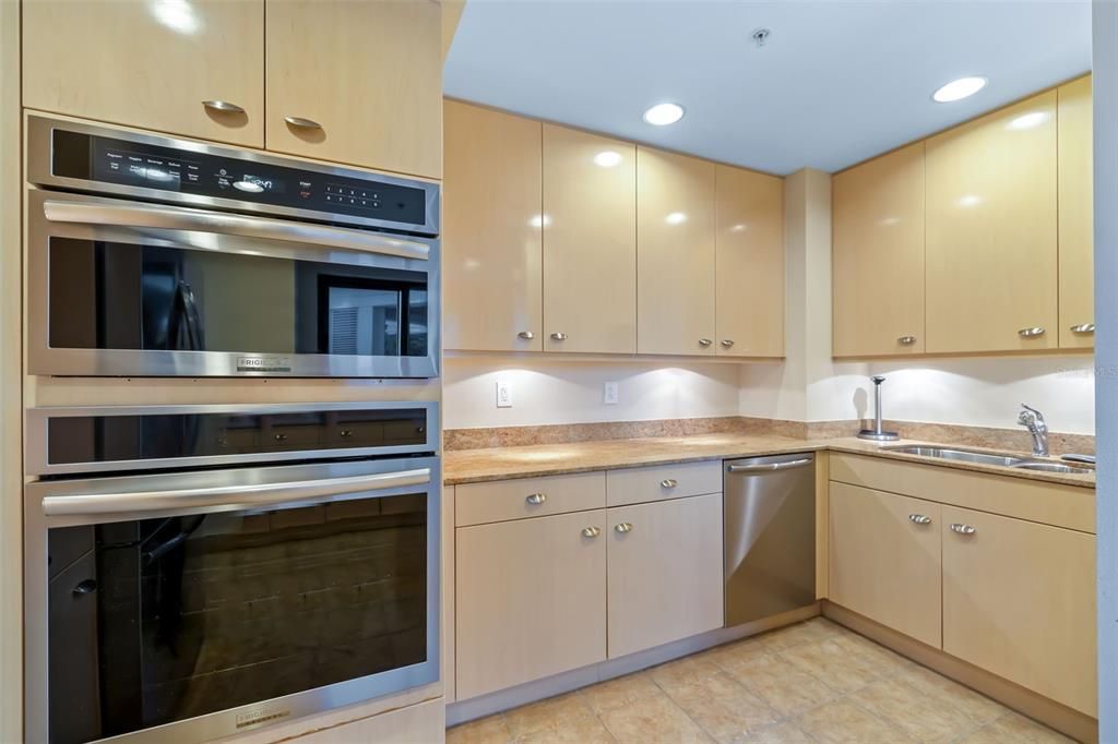 For Sale: $1,595,000 (2 beds, 2 baths, 1697 Square Feet)