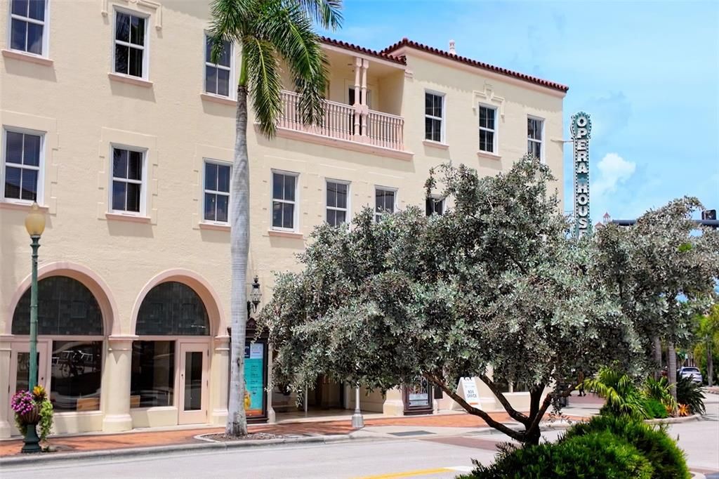 For Sale: $1,595,000 (2 beds, 2 baths, 1697 Square Feet)