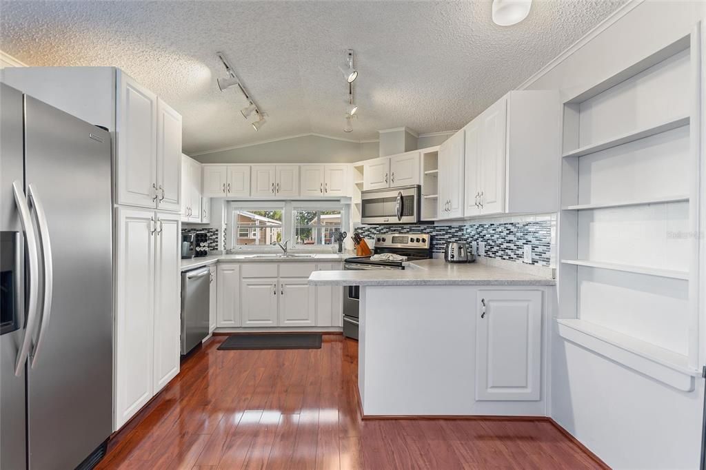 На продажу: $175,000 (2 спален, 2 ванн, 984 Квадратных фут)