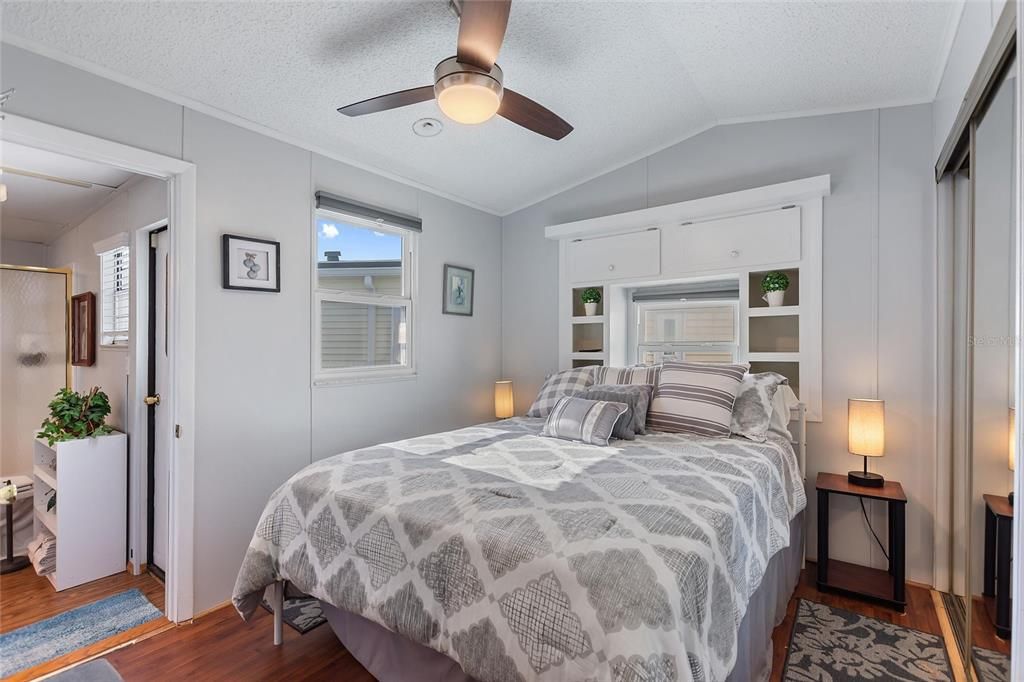 На продажу: $175,000 (2 спален, 2 ванн, 984 Квадратных фут)