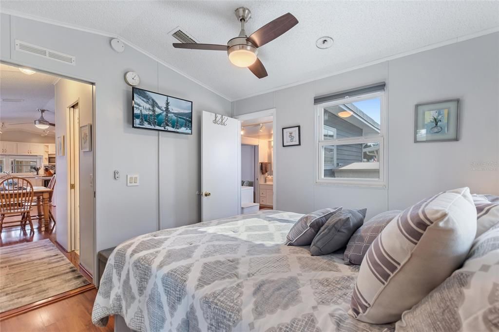 На продажу: $175,000 (2 спален, 2 ванн, 984 Квадратных фут)