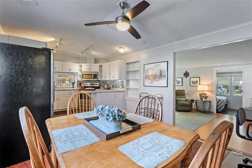 На продажу: $175,000 (2 спален, 2 ванн, 984 Квадратных фут)