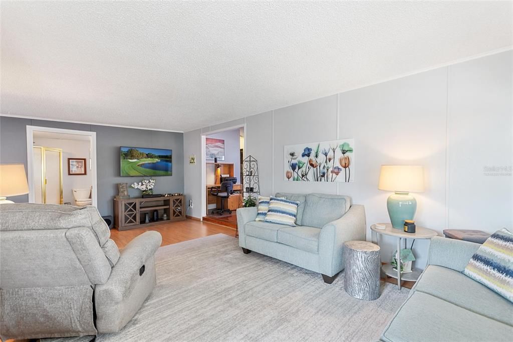 На продажу: $175,000 (2 спален, 2 ванн, 984 Квадратных фут)