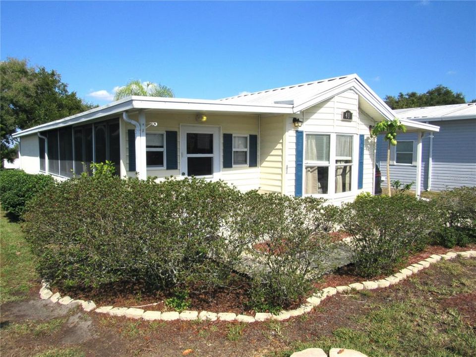 For Sale: $165,000 (2 beds, 1 baths, 740 Square Feet)