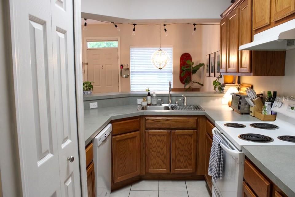 For Rent: $1,800 (2 beds, 2 baths, 1000 Square Feet)