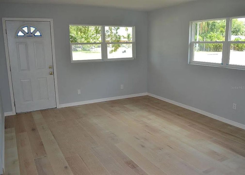 For Rent: $1,600 (3 beds, 1 baths, 864 Square Feet)