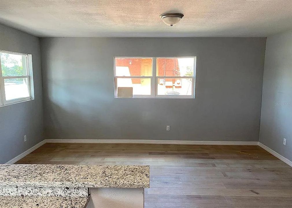 For Rent: $1,600 (3 beds, 1 baths, 864 Square Feet)