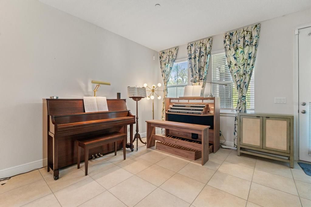 For Sale: $389,900 (3 beds, 2 baths, 2366 Square Feet)