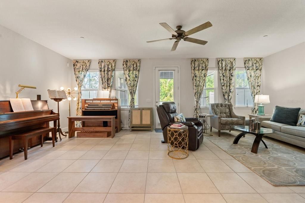 For Sale: $389,900 (3 beds, 2 baths, 2366 Square Feet)