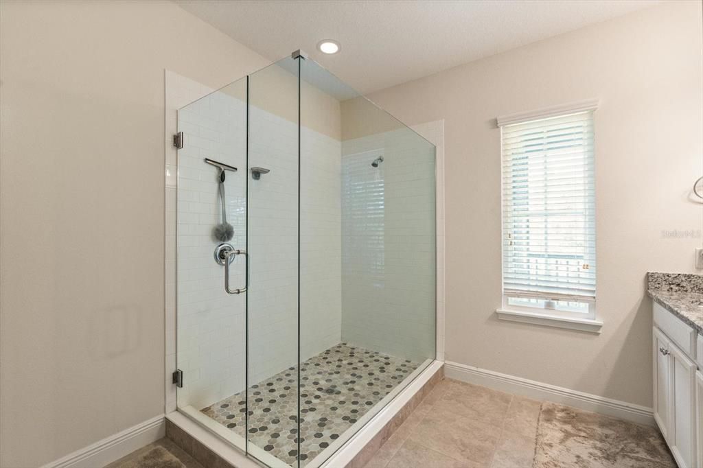 For Sale: $389,900 (3 beds, 2 baths, 2366 Square Feet)