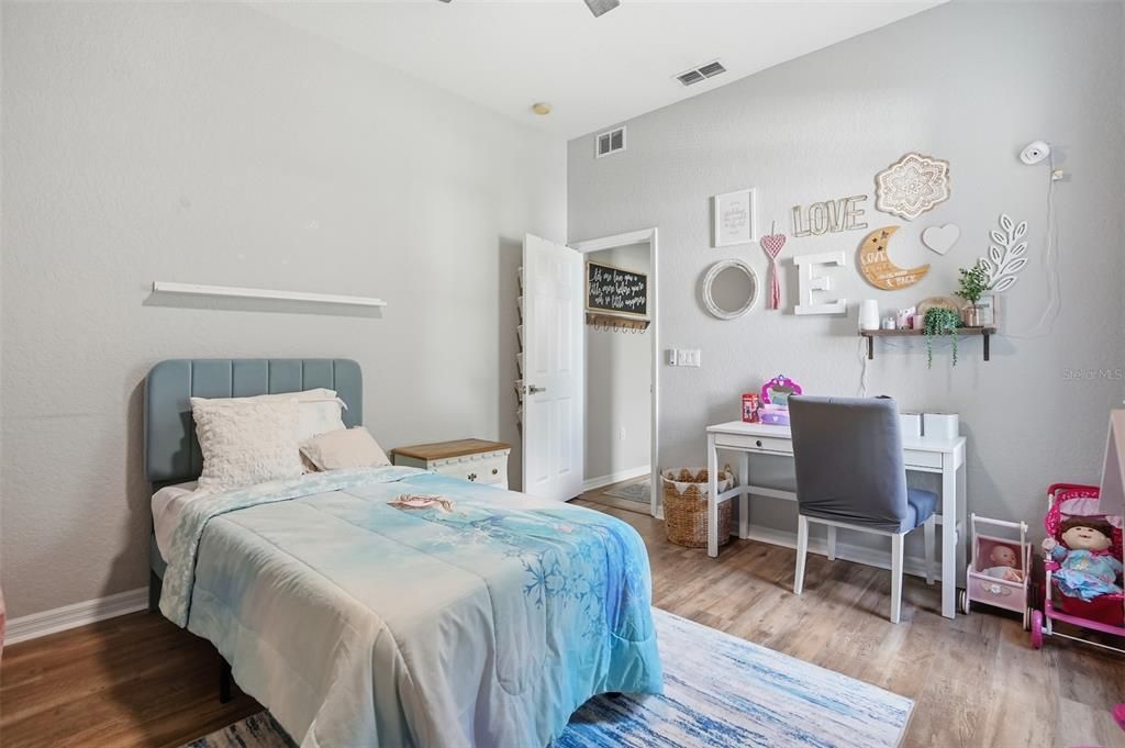 Activo con contrato: $625,000 (5 camas, 3 baños, 3624 Pies cuadrados)