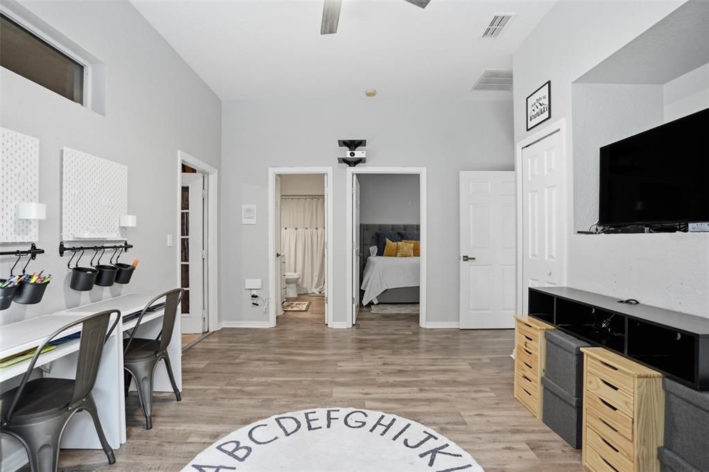 Activo con contrato: $625,000 (5 camas, 3 baños, 3624 Pies cuadrados)