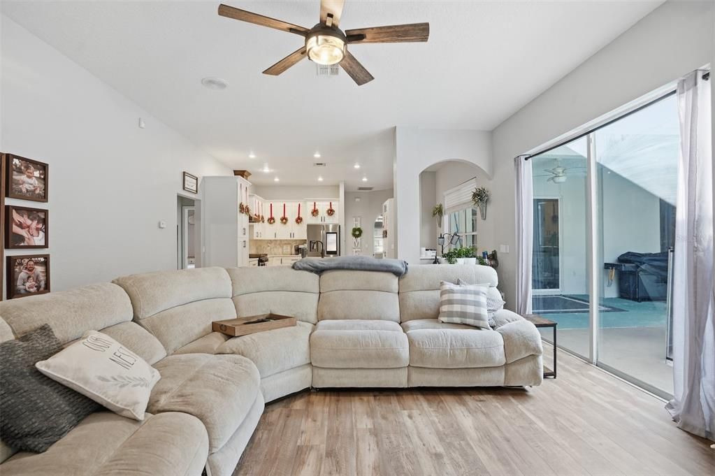 Activo con contrato: $625,000 (5 camas, 3 baños, 3624 Pies cuadrados)