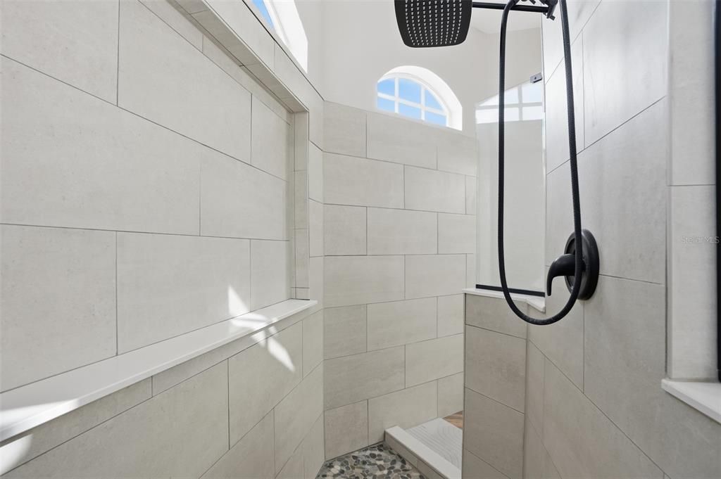 Activo con contrato: $625,000 (5 camas, 3 baños, 3624 Pies cuadrados)