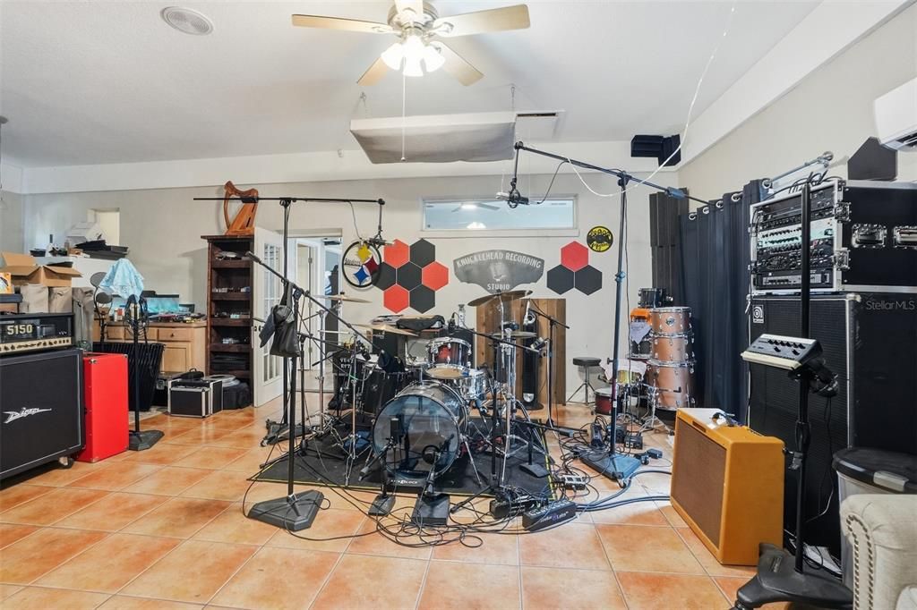 Activo con contrato: $625,000 (5 camas, 3 baños, 3624 Pies cuadrados)