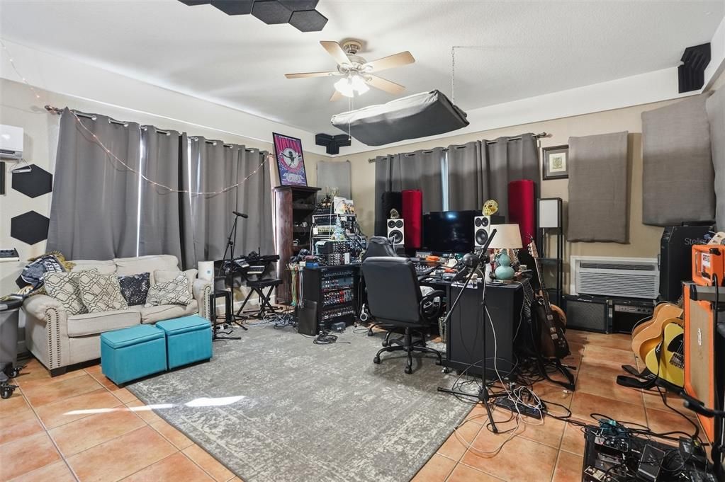 Activo con contrato: $625,000 (5 camas, 3 baños, 3624 Pies cuadrados)