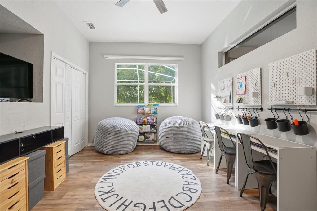 Activo con contrato: $625,000 (5 camas, 3 baños, 3624 Pies cuadrados)