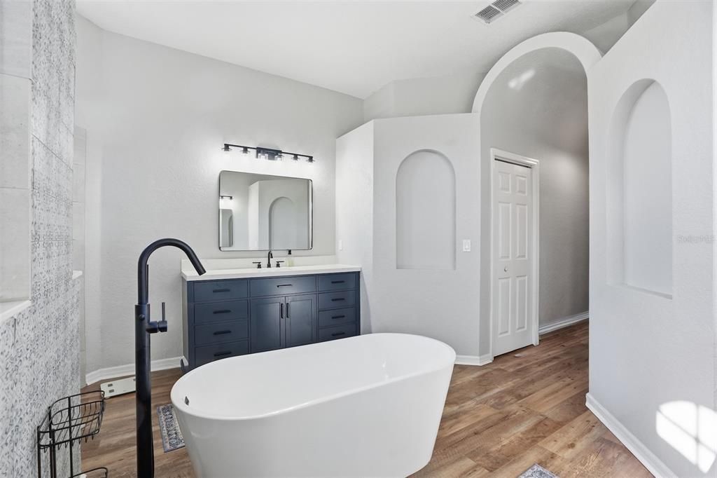 Activo con contrato: $625,000 (5 camas, 3 baños, 3624 Pies cuadrados)