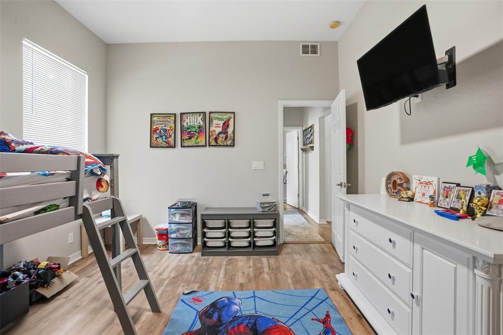 Activo con contrato: $625,000 (5 camas, 3 baños, 3624 Pies cuadrados)