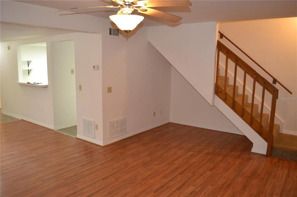 For Sale: $194,999 (3 beds, 3 baths, 1370 Square Feet)