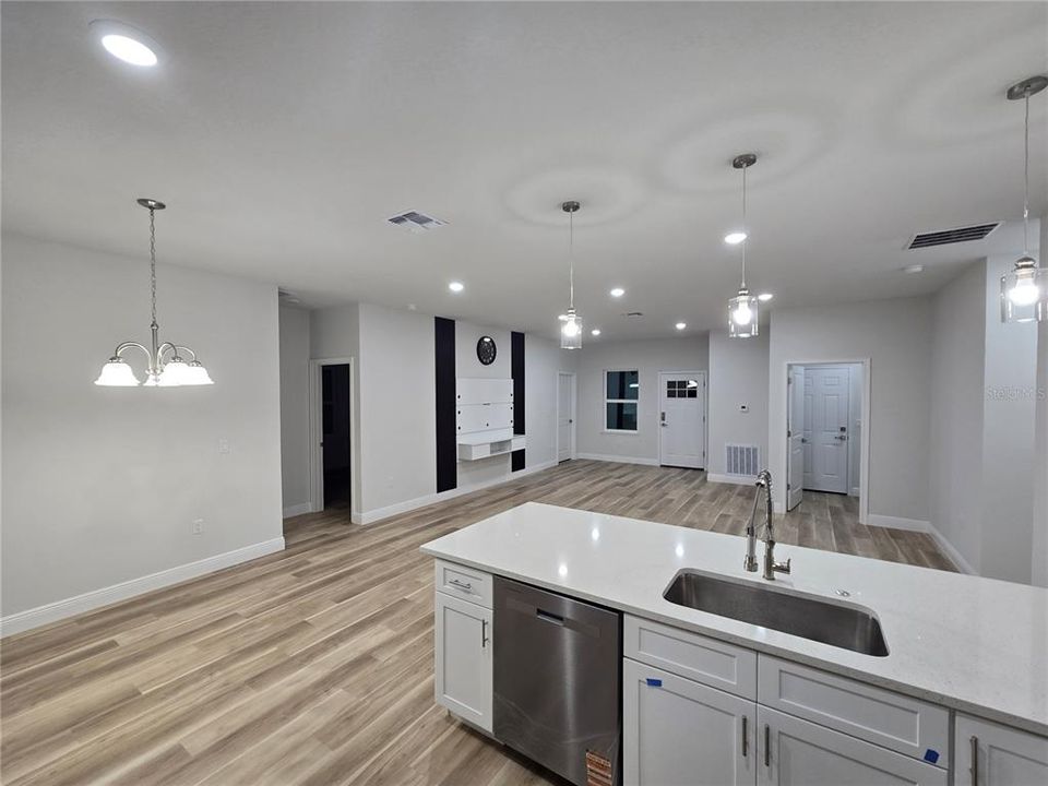 待售: $315,000 (4 贝兹, 3 浴室, 1865 平方英尺)