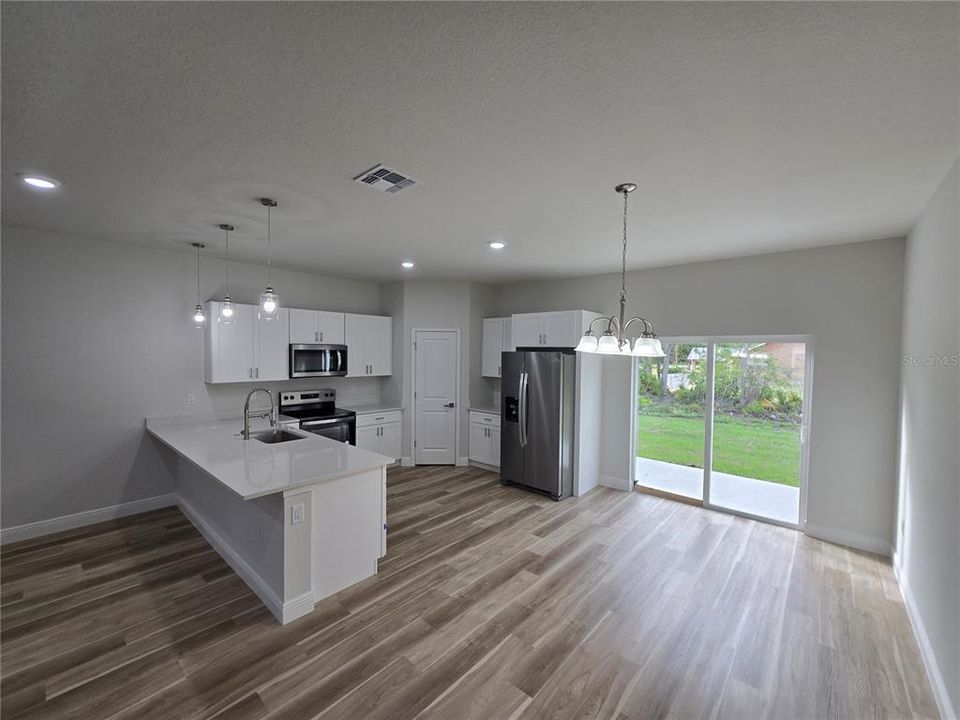 待售: $315,000 (4 贝兹, 3 浴室, 1865 平方英尺)