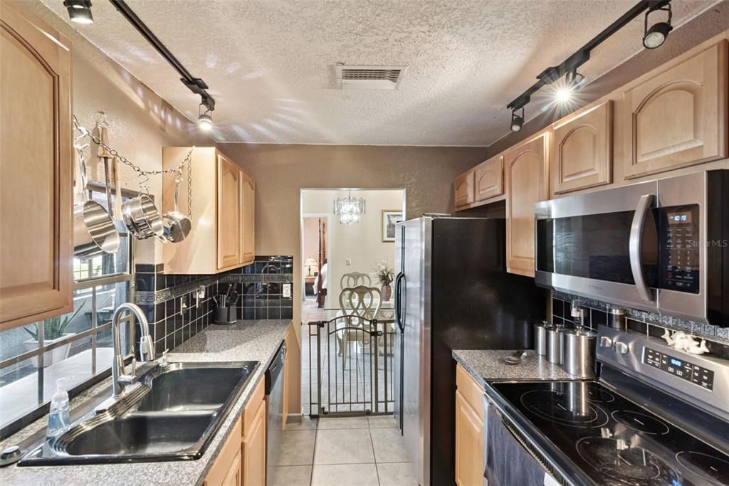 For Sale: $310,000 (3 beds, 2 baths, 1954 Square Feet)