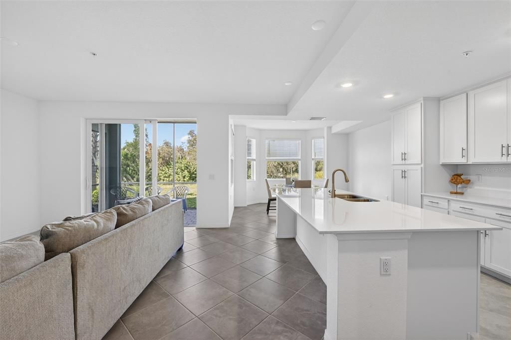 待售: $255,000 (2 贝兹, 2 浴室, 1180 平方英尺)