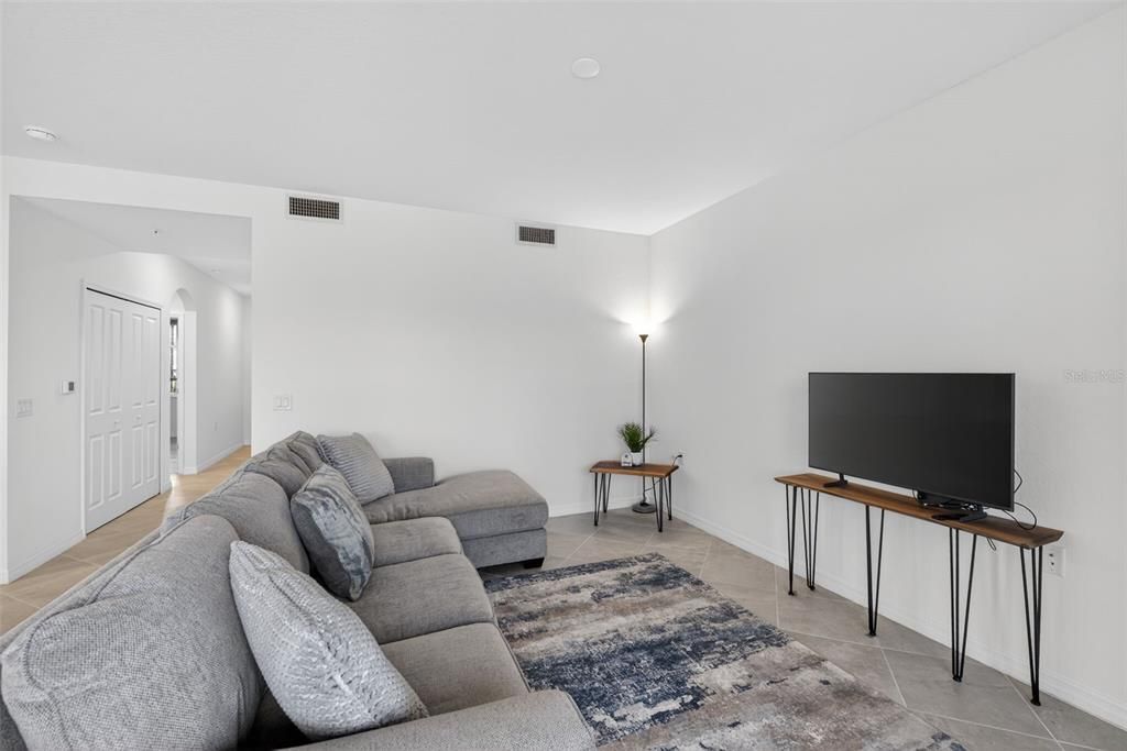 待售: $255,000 (2 贝兹, 2 浴室, 1180 平方英尺)