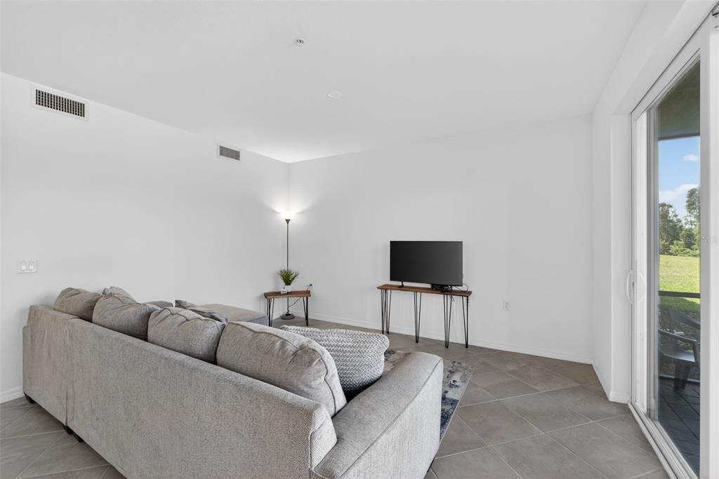 待售: $255,000 (2 贝兹, 2 浴室, 1180 平方英尺)